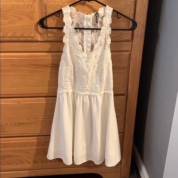 H&M Dresses & Skirts - 💝BOGO - H&M off-white short lace dress